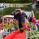 Kong Harald går i land i Vevelstad. Foto: Liv Anette Luane, Det kongelige hoff